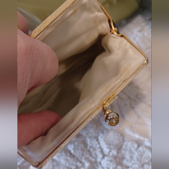 Embroidered Vintage Kiss Lock Coin Purse - Picture 4 of 7